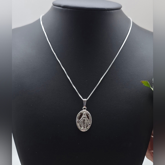 ♥️ VIRGEN MARY NECKLACE - Picture 2 of 6